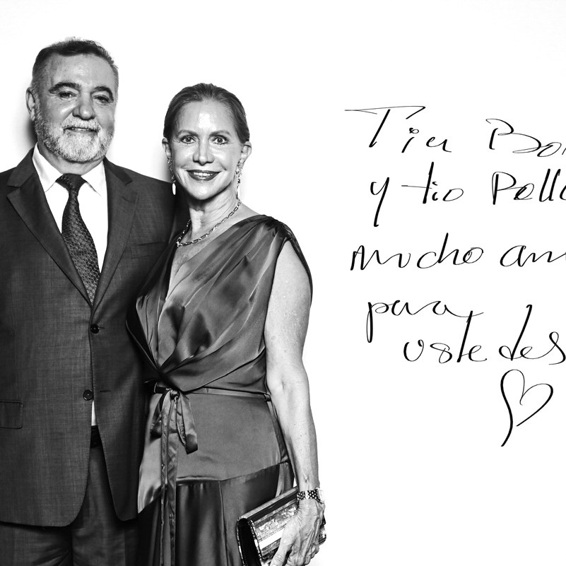 Retrato con el mensaje escrito a mano por los invitados