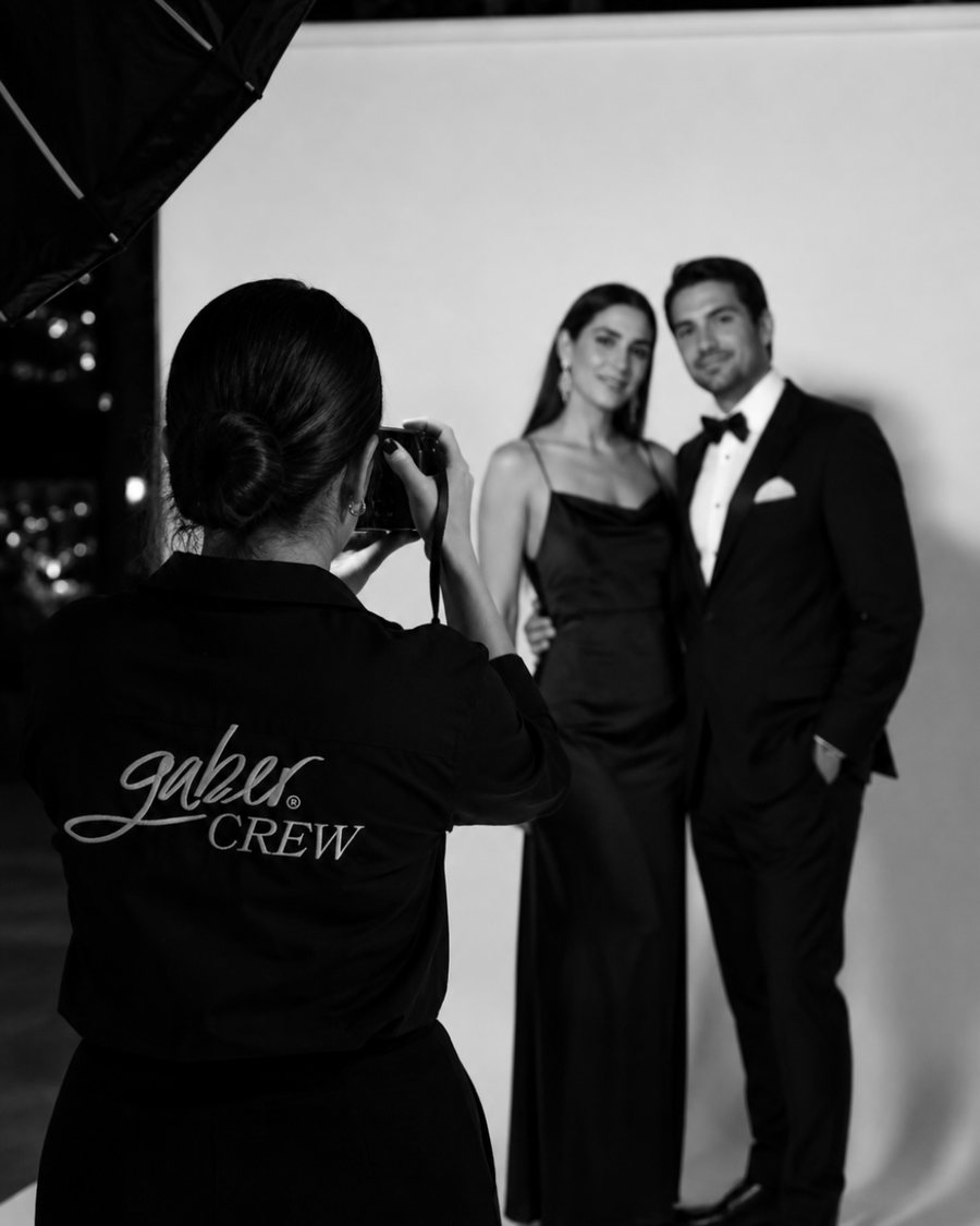Fotógrafa de Gaber Studio retratando a una pareja en The Portrait Station
