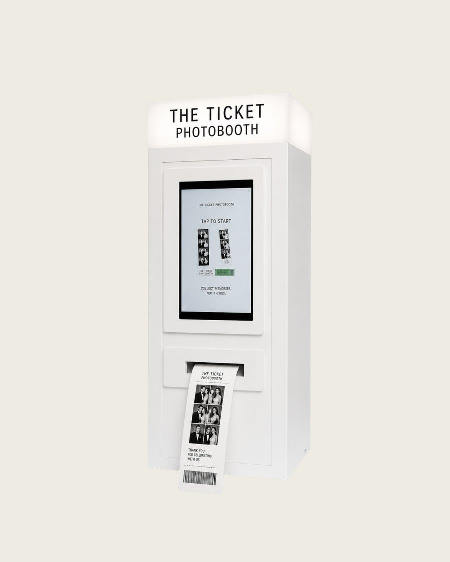 La cabina de The Ticket Photobooth imprimiendo un ticket